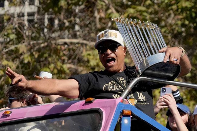 ドジャース監督が仰天した電話先の超大物「オーマイガー！」 腰を