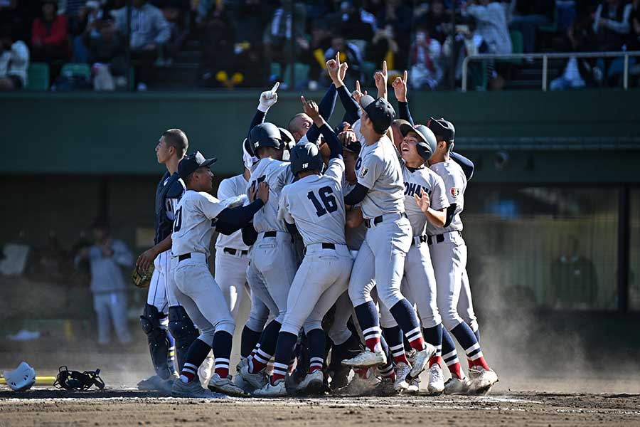 優勝し歓喜する横浜高校の選手たち【写真：中戸川知世】