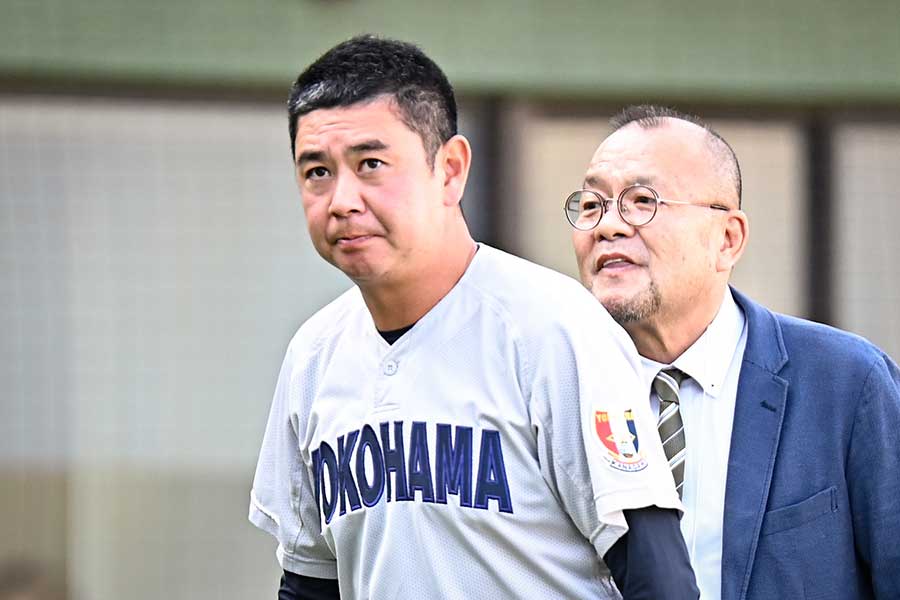 優勝インタビューを終えた横浜・村田浩明監督【写真：中戸川知世】