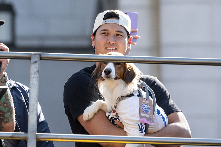 オープンバスに乗り込み、愛犬デコピンを抱えてパレードに参加した大谷翔平【写真：Getty Images】