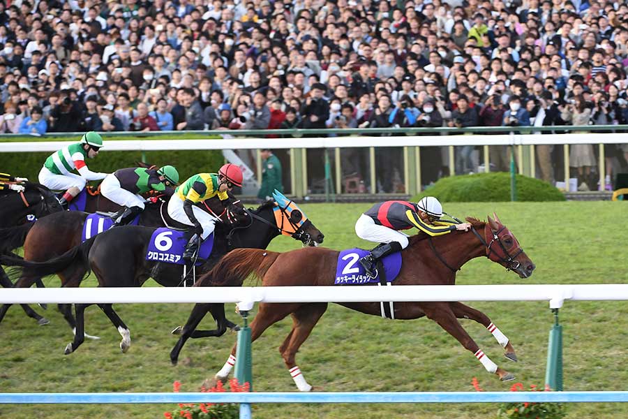 2019年エリザベス女王杯、インから突き抜け復活のG1勝ちを果たしたラッキーライラック【写真：産経新聞社】