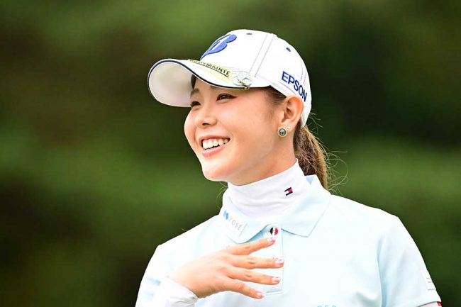 女子ゴルフ吉田優利の全身白コーデは「なかなか着こなせない」 首位と2