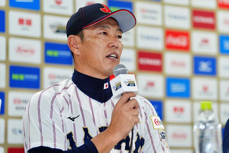 井端弘和監督【写真：小林靖】