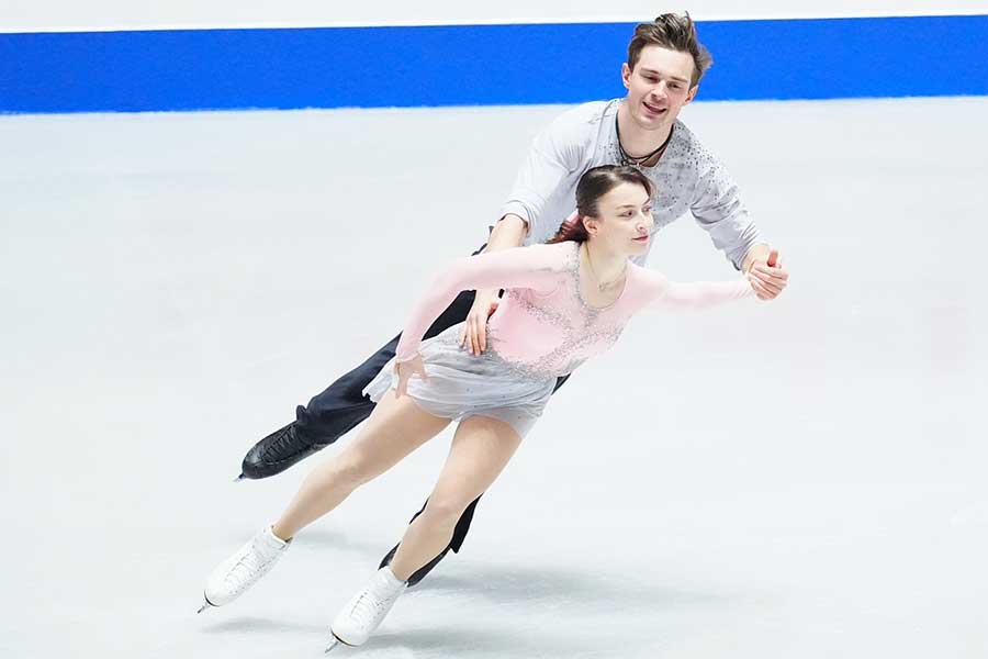 NHK杯のペアに出場したダリア・ダニロワ（手前）とミシェル・ツィバ【写真：荒川祐史】