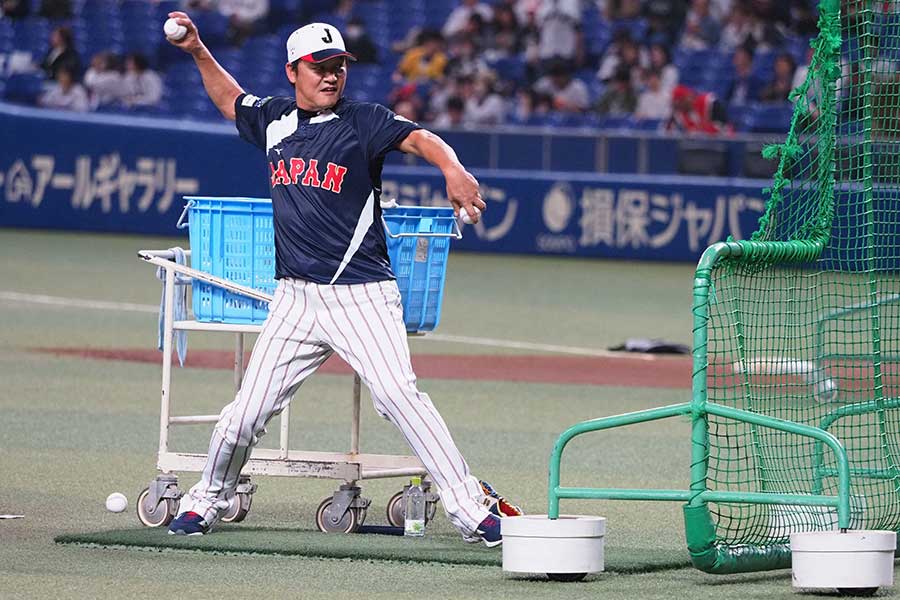 若手選手の成長を願い、打撃練習で投げる金子コーチ【写真：羽鳥慶太】