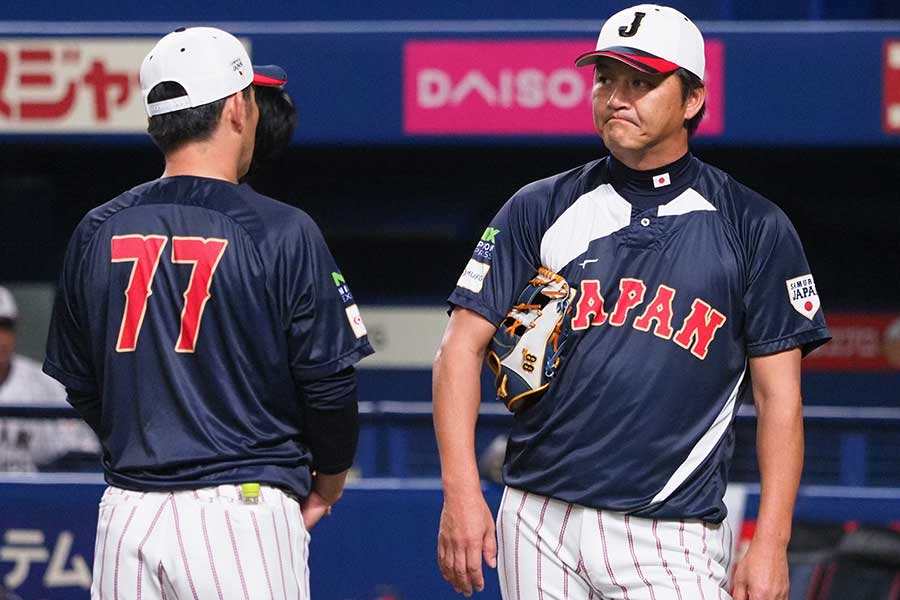 侍首脳陣の中でも、金子コーチ（右）の国際試合経験は特に豊富だ【写真：羽鳥慶太】