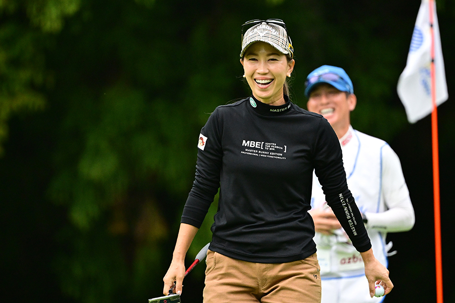 大王製紙エリエールレディス第2日、ラウンドを終えて笑顔を見せる上田桃子【写真：Getty Images】