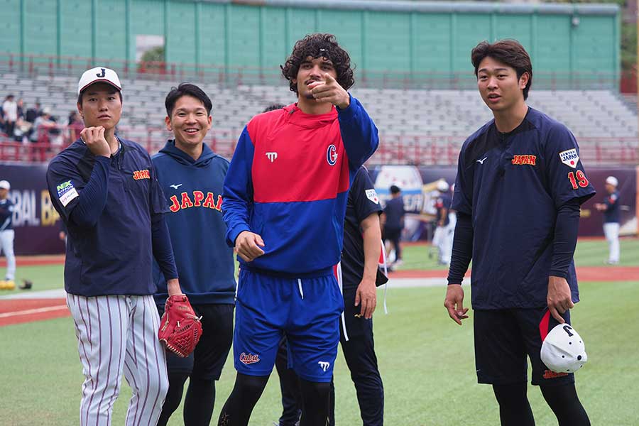 清水、高橋ら中日勢と交流したキューバのロドリゲス（中央）【写真：編集部】