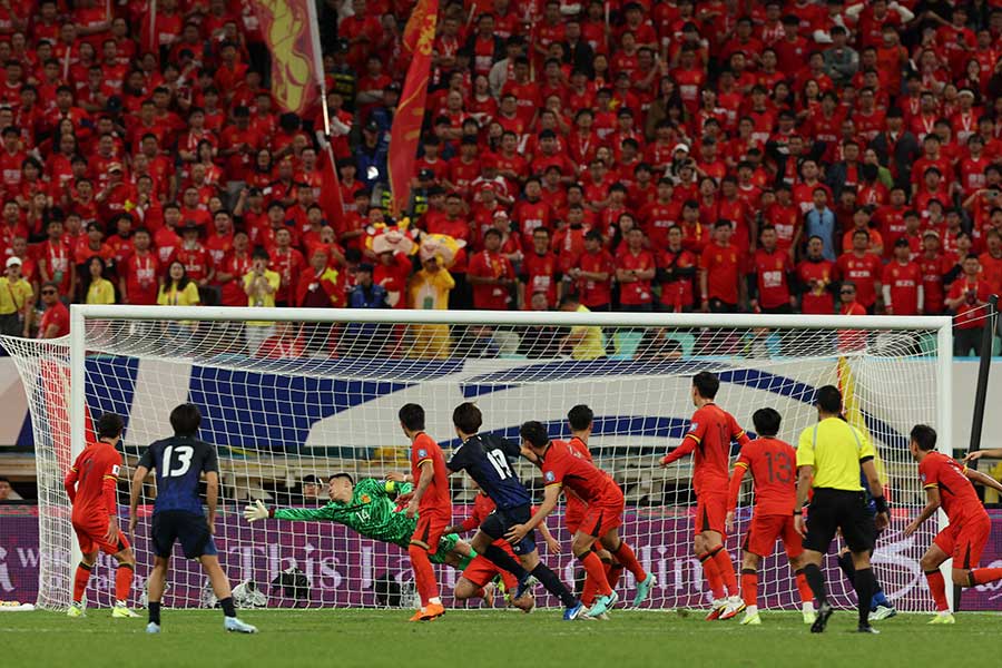 アジア最終予選で対戦した中国と日本代表（青）【写真：ロイター】