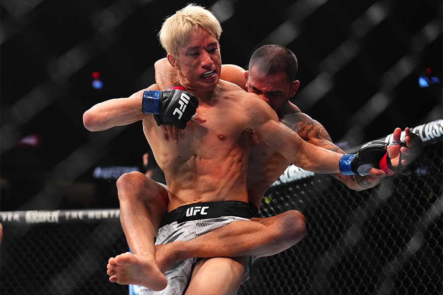 UFCデビュー戦、第2ラウンドで敗戦した朝倉海【写真：Getty Images】