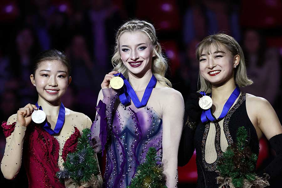 フィギュアGPファイナルで優勝したアンバー・グレン（中央）、2位の千葉百音、3位の坂本花織【写真：ロイター】