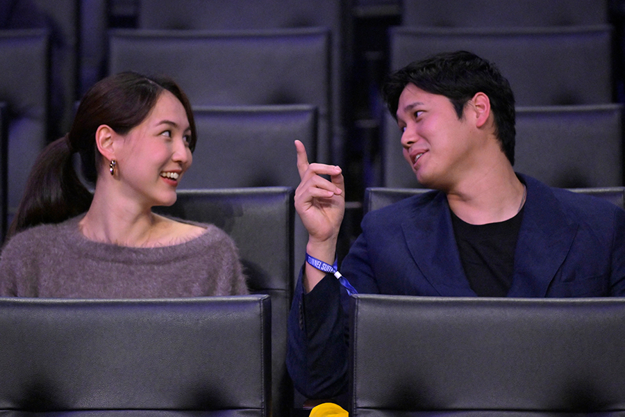 ドジャースの大谷翔平投手と真美子夫人（左）【写真：ロイター】