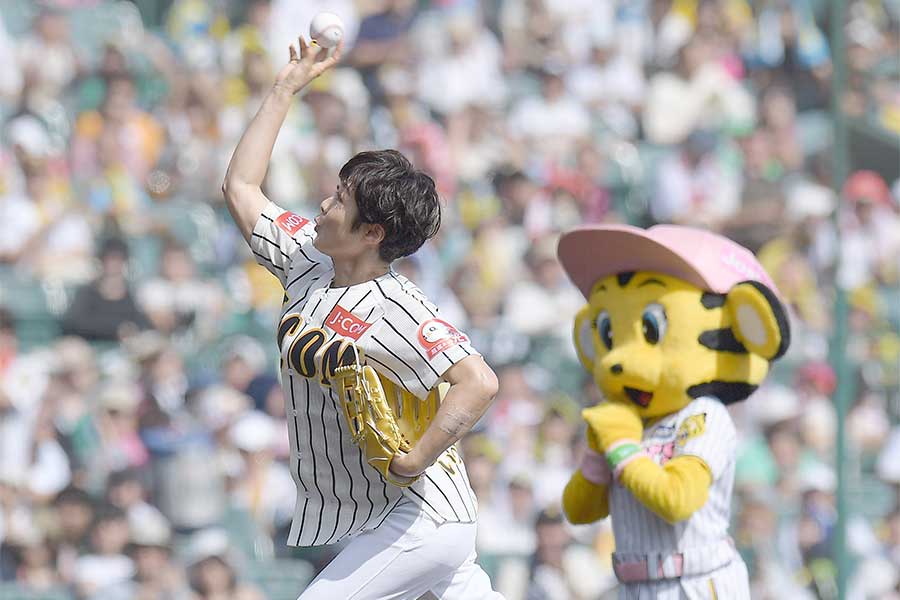 阪神―ヤクルト戦（甲子園）の始球式に登場した有働由美子アナウンサー【写真：産経新聞社】