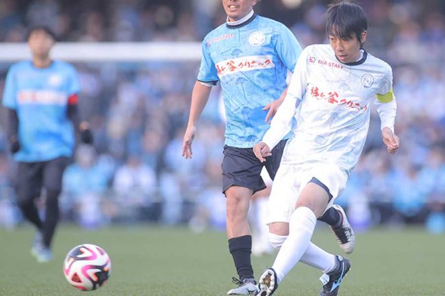 サッカー引退試合で「普通じゃない」「違和感」 ピッチの横、まさかの