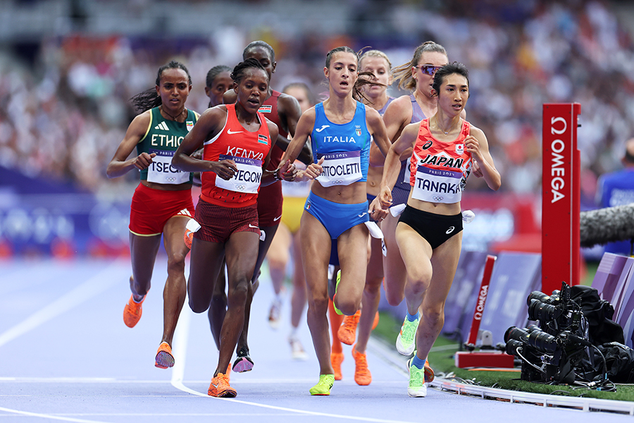 8月のパリ五輪5000メートル予選を走り、世界と戦う田中（一番右）【写真：Getty Images】