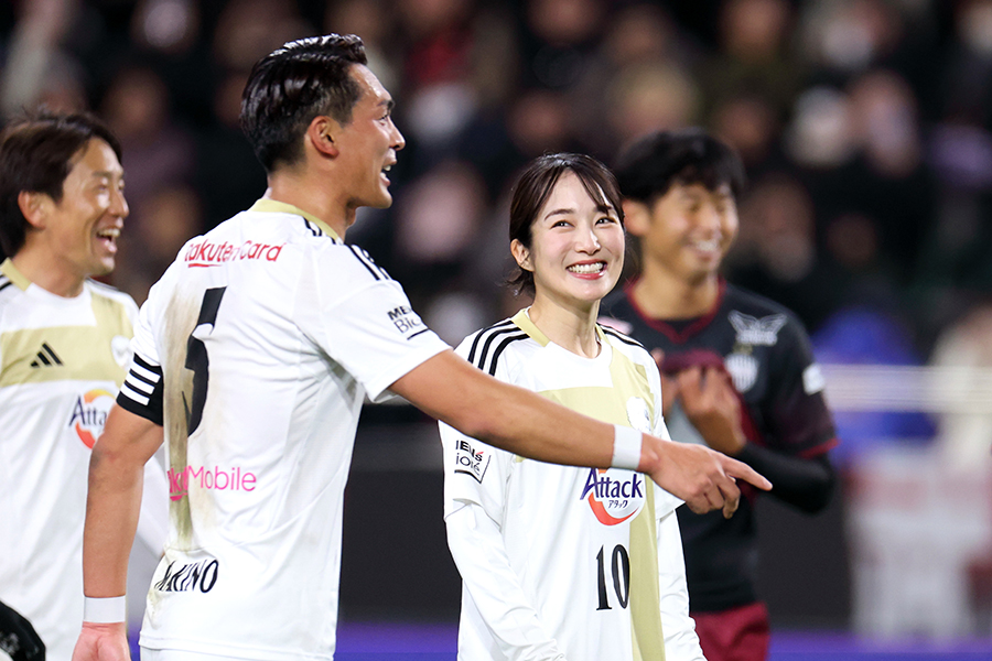 引退試合に出場した槙野智章、高梨臨夫妻【写真：西村尚己/アフロスポーツ】