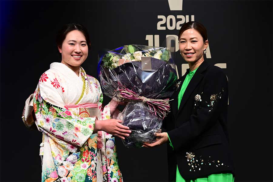 JLPGA年間表彰式に出席した竹田麗央（左）と上田桃子【写真：Getty Images】