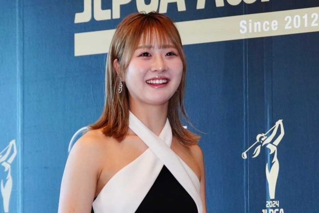 背中開いた大胆ドレスで登場の20歳ゴルファーが「恥ずかしいなって