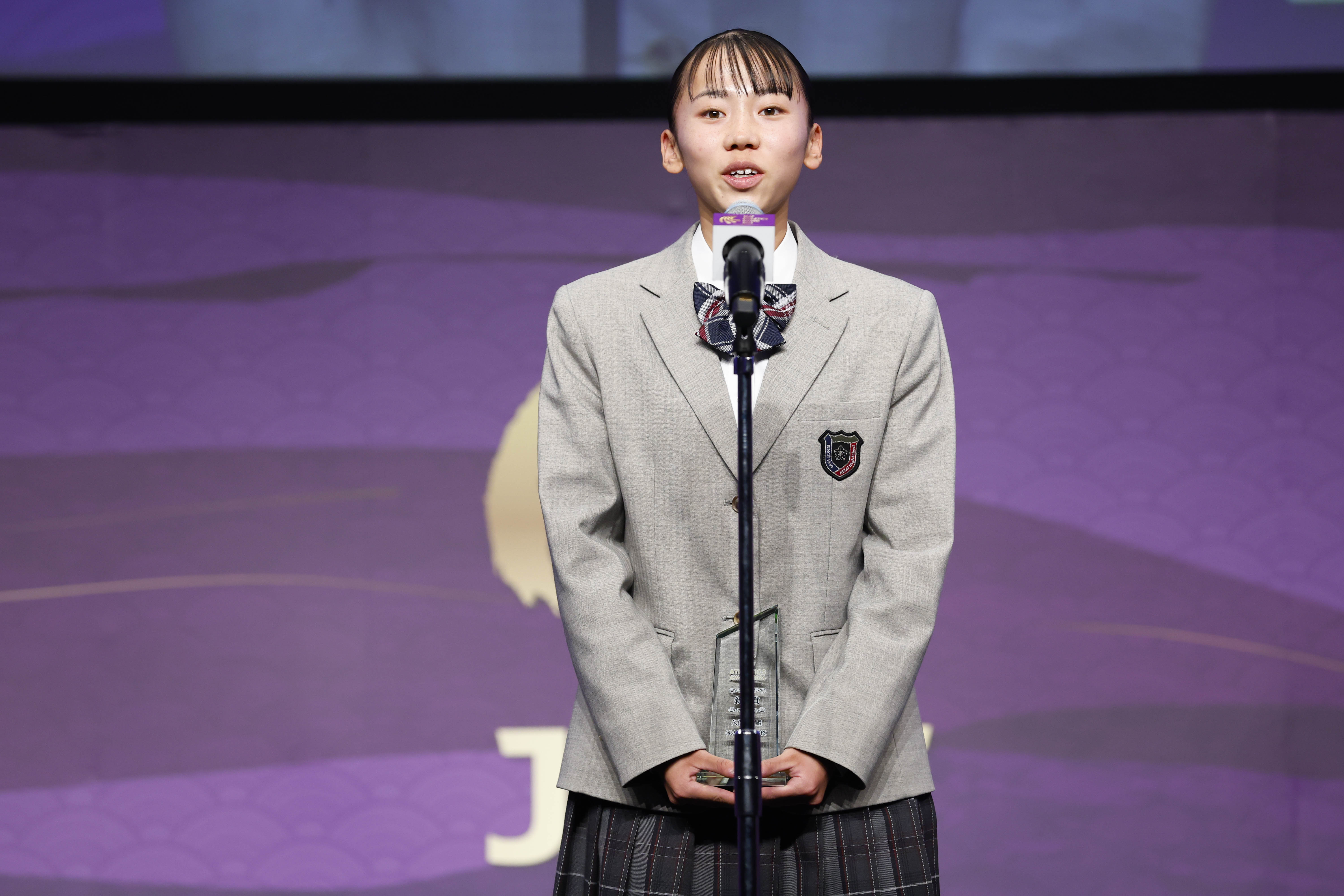 授賞式で初々しくスピーチをした久保凛【写真：日本陸上競技連盟／フォート・キシモト】