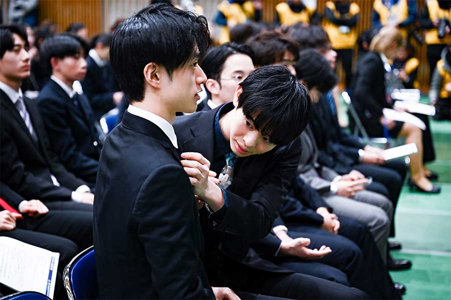 全日本選手権の開会式、山本草太のネクタイを直す島田高志郎【写真：中戸川知世】