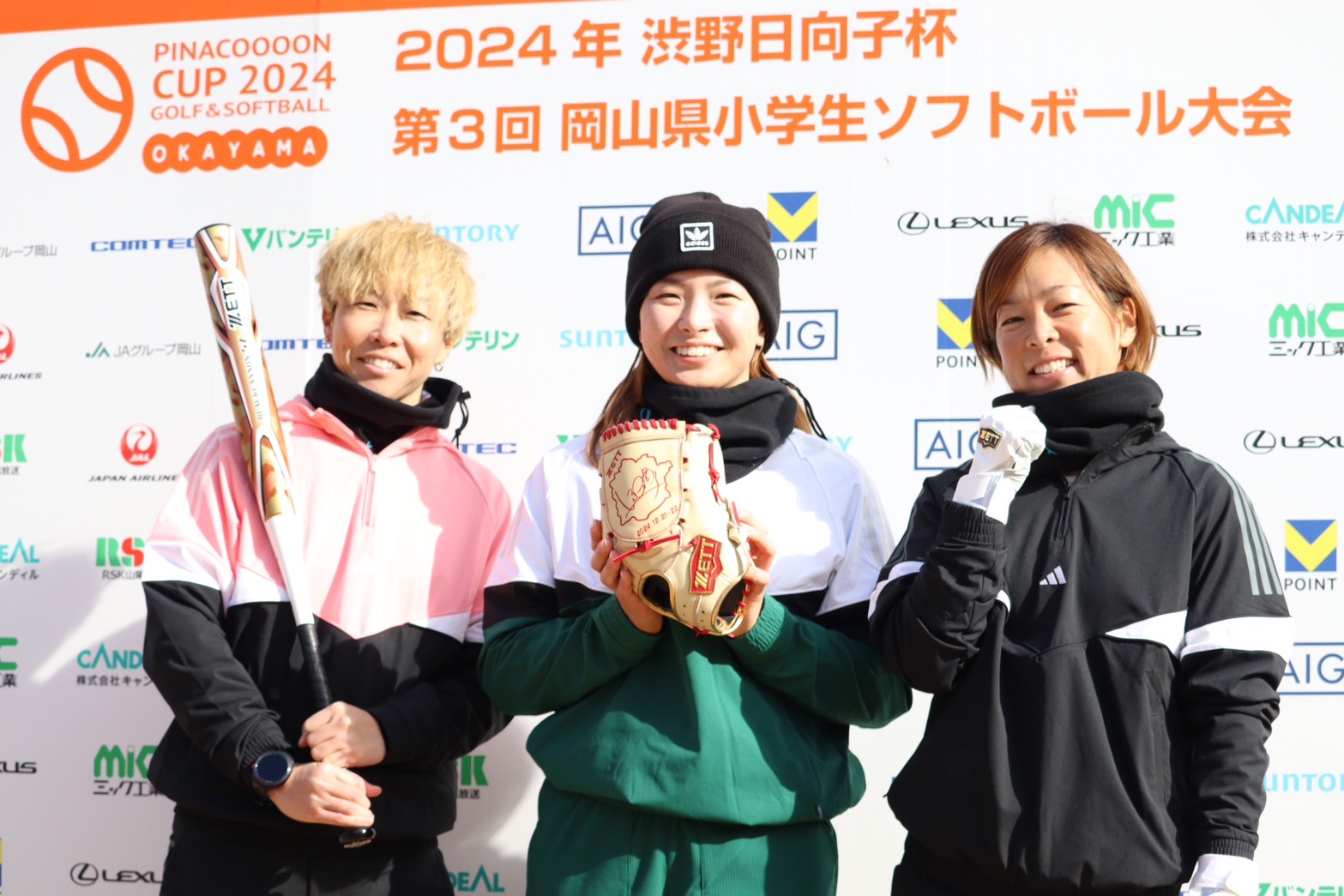 撮影に応じた（左から）山田恵里さん、渋野、原田のどかさん【写真：浜田洋平】