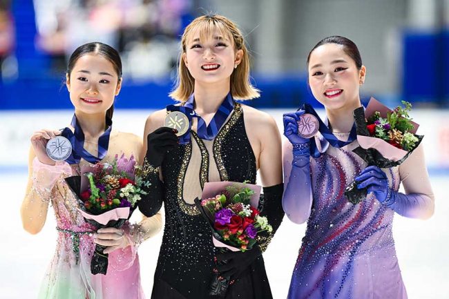 女子フィギュア表彰式に海外熱視線「可愛いお母さんみたい」 カメラ 