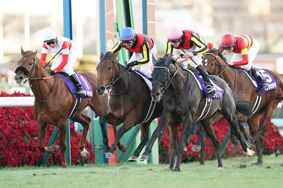 大接戦を演じたシャフリヤール（右）とレガレイラ（真ん中）【写真：産経新聞社】