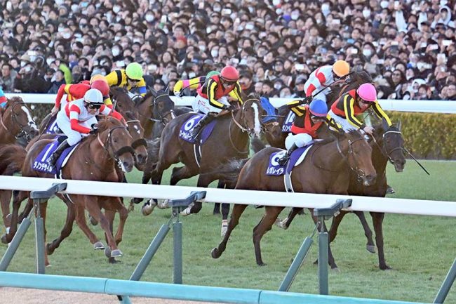 日本中央競馬会 有馬記念 40回記念 トランプ 有馬記念で見られた「素敵な授業参観」 スタート直後から生まれた親子