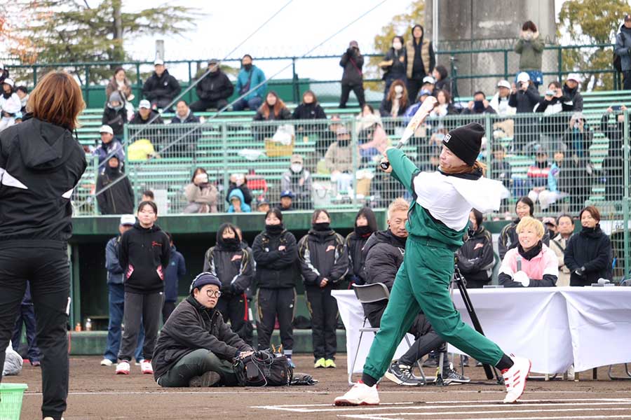 ホームラン大会のデモンストレーションに参加した渋野、全3球でサク越えはならず【写真：浜田洋平】