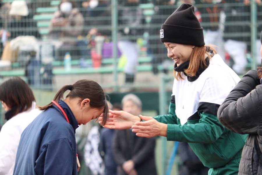 閉会式でメダルをプレゼントする渋野（右）【写真：浜田洋平】