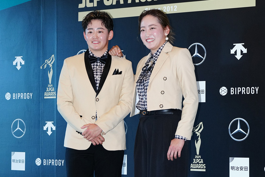 JLPGA年間表彰式に出席した岩井明愛（左）・千怜姉妹【写真：小林靖】