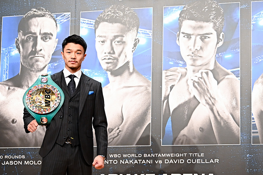 右後ろに写ったクエジャルを背に、フォトセッションに応じる中谷潤人【写真：中戸川知世】