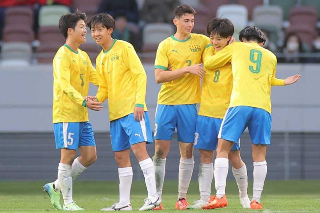 高校サッカー生中継に映った客席大物に騒然「テンション上がる」 寒空