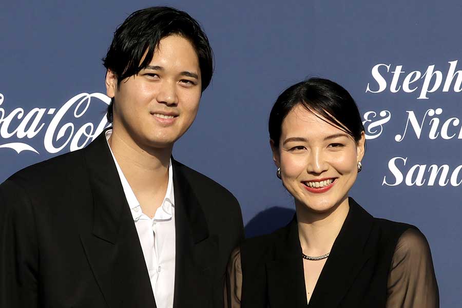 ドジャースの大谷翔平と真美子夫人（右）【写真：Getty Images】