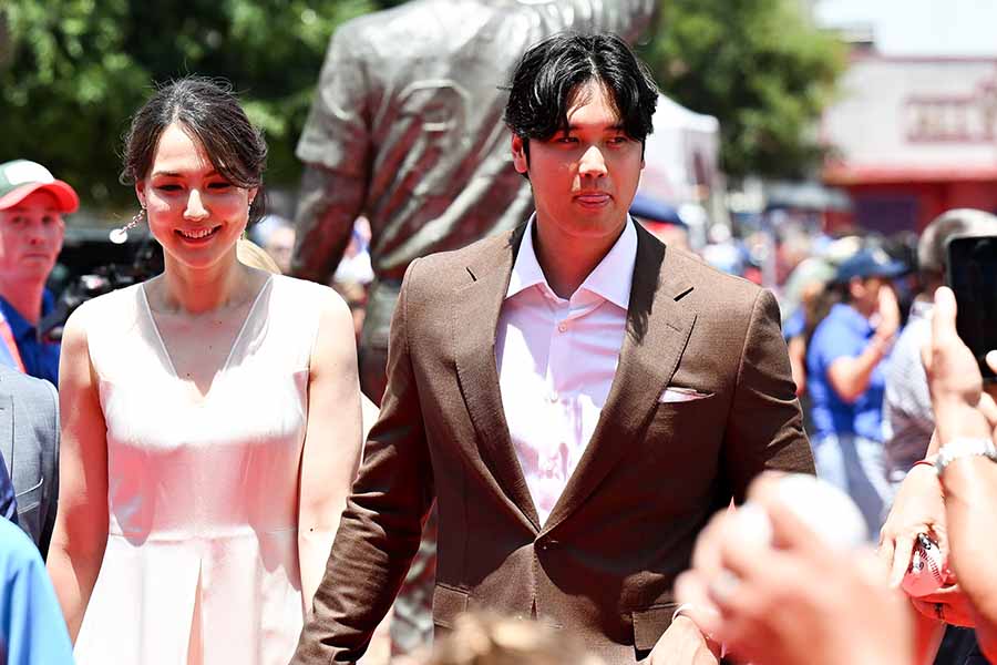 ドジャースの大谷翔平と真美子夫人（左）【写真：Getty Images】