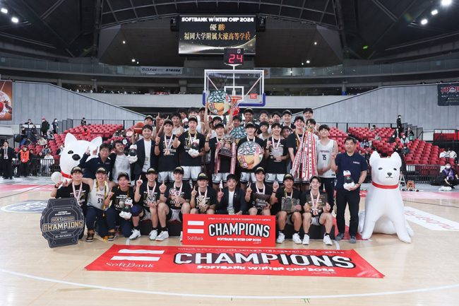 留学生なしで日本一・福岡大大濠 1年前、体育館の至る所に貼られた写真