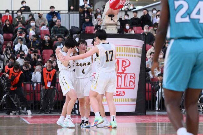 高校バスケ決勝で衝撃「あれ入るの」「凄すぎだろ」 決着つけた片手3P