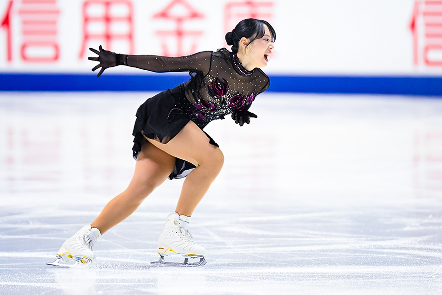 女子フリー、ジャンプを成功させて力強い表情をみせる三宅咲綺【写真：中戸川知世】