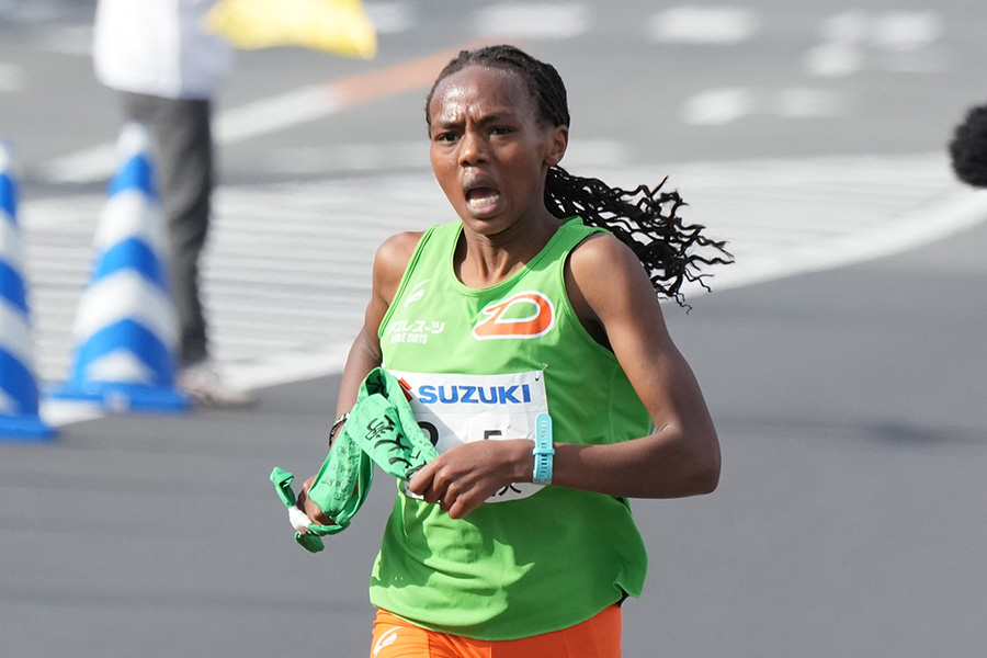 全日本大学女子選抜駅伝、5区で圧巻の走りを見せた大東大のサラ・ワンジル【写真：産経新聞社】