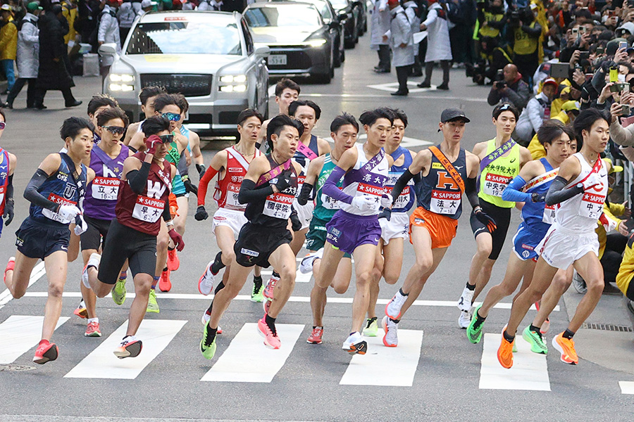 2024年の箱根駅伝、一斉にスタートする選手たち【写真：産経新聞社】