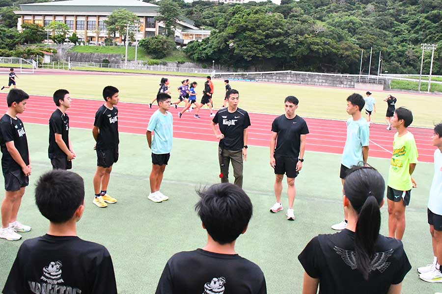 自ら立ち上げた「なんじぃAC」で選手達に指導する濱崎さん（中央奥）【写真：長嶺真輝】