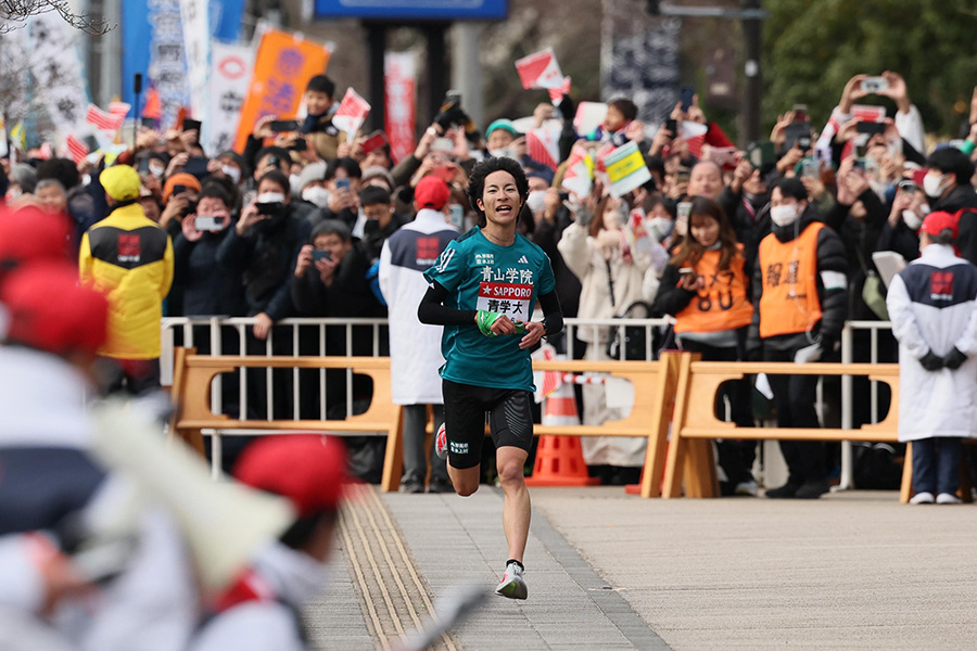 2年連続8度目の総合優勝を果たした青学大のユニホームの右胸に熱視線【写真：産経新聞社】