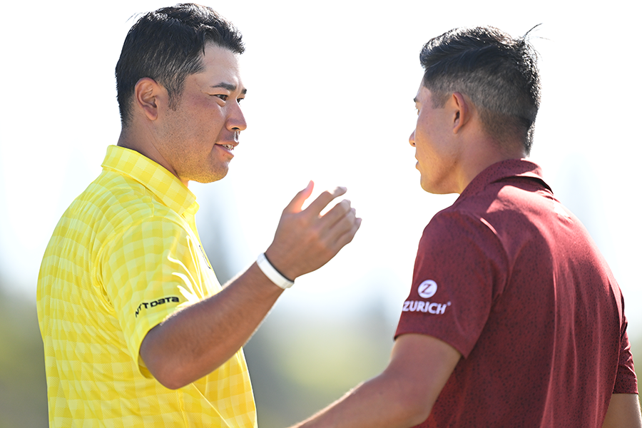 ザ・セントリーで優勝した松山英樹（左）と握手を交わすコリン・モリカワ【写真：Getty Images】