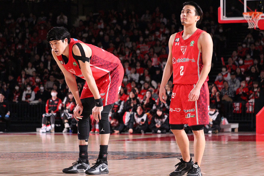 天皇杯準々決勝に出場した千葉J・渡邊雄太（左）と富樫勇樹【写真：浜田洋平】