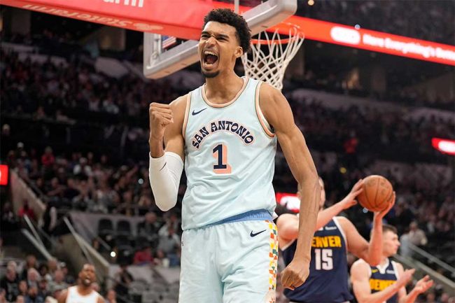 あり得ない」「ヤニスが小さく見える」 221cm、NBA21歳の曲芸プレーに