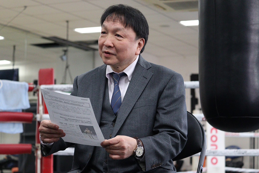 資料を手に会見に臨んだ大橋秀行会長【写真：浜田洋平】