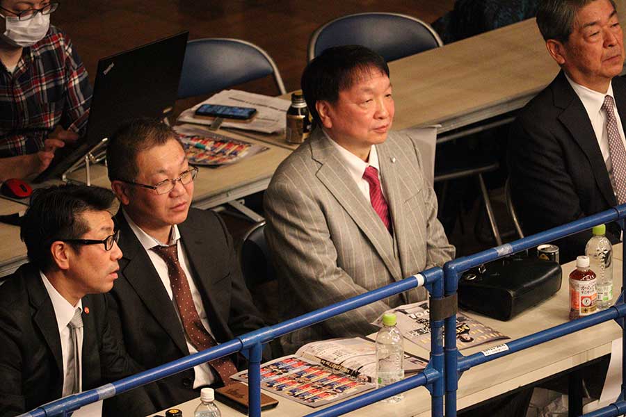 子どもたちの試合を見守った大橋秀行会長（中）【写真：浜田洋平】