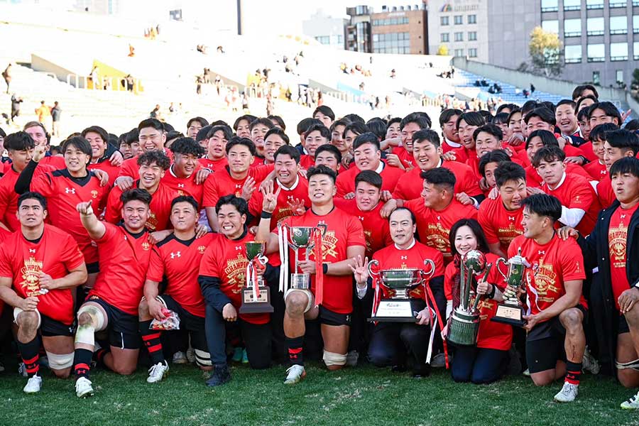 全国大学選手権決勝、優勝し記念写真に納まる帝京大【写真：中戸川知世】