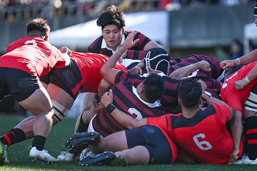 真剣な表情でプレーする早大・主将の佐藤健次（中央上）【写真：中戸川知世】