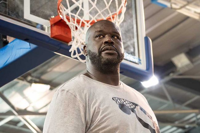 216cmのシャックを「小さく見せる」 18歳バスケ大学生に米放送局も唖然